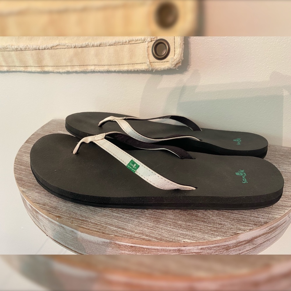 White Sanuk Flip Flops Women’s Size 10